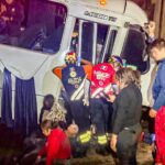 Tragedia en el Libramiento Norte: Camión de personal cae al arroyo; muere el conductor y deja 10 lesionados